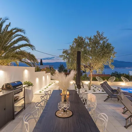 Coastal Charm- A By The Waves, Cleaning Included Trogir