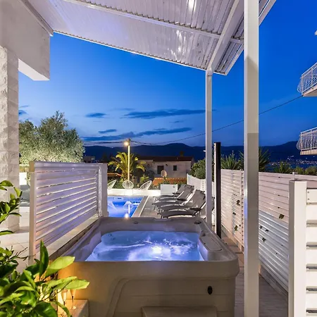 Apartment In Slatine Near The Beach & Pool, Cleaning Included Apartment