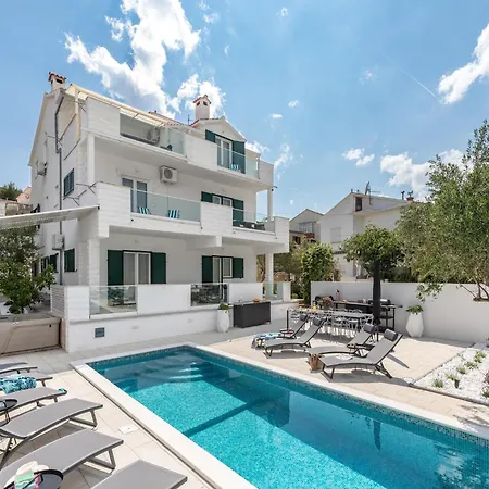 Apartment Apartment In Slatine Near The Beach & Pool, Cleaning Included
