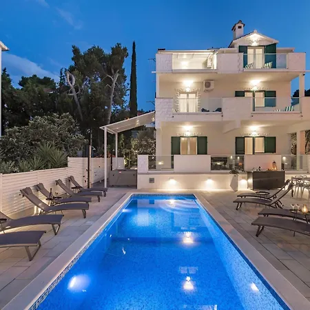 Apartment Coastal Charm- A By The Waves, Cleaning Included Trogir