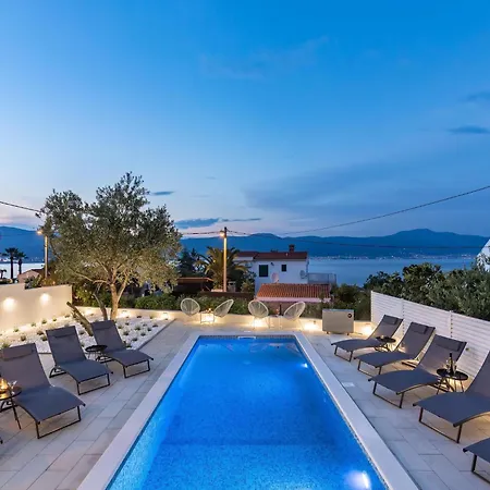 Apartment In Slatine Near The Beach & Pool, Cleaning Included Apartment