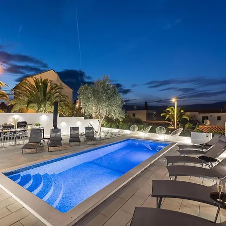 Apartment In Slatine Near The Beach & Pool, Cleaning Included *