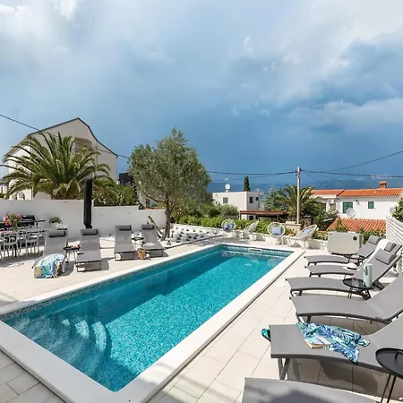 Apartment In Slatine Near The Beach & Pool, Cleaning Included Apartment *