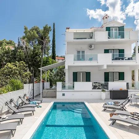 Apartment Coastal Charm- A By The Waves, Cleaning Included Trogir